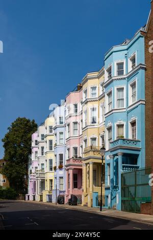 Colville Houses, eine Terrasse mit farbenfrohen malerischen Anwesen im Royal Borough of Kensington and Chelsea, London, Großbritannien. Pastellfarben Stockfoto