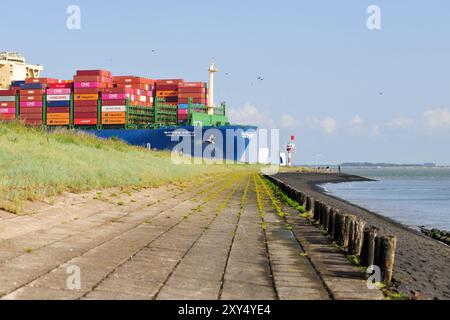 Das Containerschiff Copenhagen of HMM passiert die Zeeländische Hafenstadt Terneuzen über die Westschelde auf dem Weg nach Antwerpen. Foto ANP / Hollandse Hoogte / Stockfotos Zeeland niederlande Out - belgien Out Stockfoto