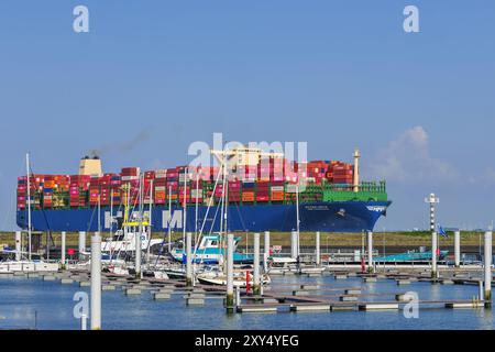 Das Containerschiff Copenhagen of HMM passiert die Zeeländische Hafenstadt Terneuzen über die Westschelde auf dem Weg nach Antwerpen. Foto ANP / Hollandse Hoogte / Stockfotos Zeeland niederlande Out - belgien Out Stockfoto