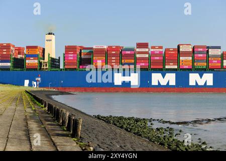 Das Containerschiff Copenhagen of HMM passiert die Zeeländische Hafenstadt Terneuzen über die Westschelde auf dem Weg nach Antwerpen. Foto ANP / Hollandse Hoogte / Stockfotos Zeeland niederlande Out - belgien Out Stockfoto