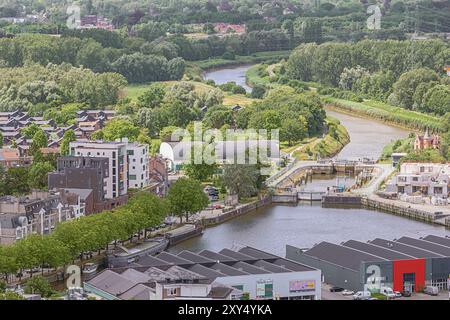 Editorial: MECHELEN, BELGIEN, 6. Juli 2024 - Blick auf den Dyle nördlich von Mechelen von der St. Rumbold's Cathedral aus Stockfoto