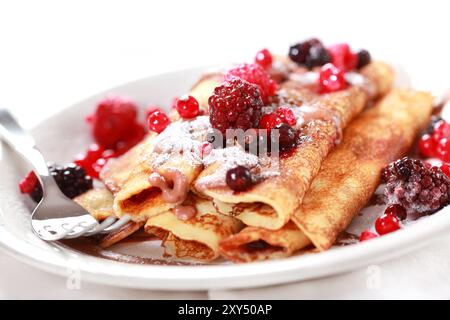 Crepes gefüllt mit Schokolade und Obst Stockfoto