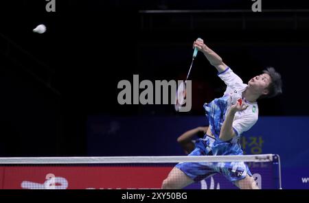 Mokpo, Südkorea. August 2024. Shi Yuqi aus China tritt im Einzel-Spiel der Männer gegen Son Wan Ho aus Südkorea bei den BWF Korea Open Badminton Championships 2024 in Mokpo, Südkorea, am 28. August 2024 an. Quelle: Yao Qilin/Xinhua/Alamy Live News Stockfoto