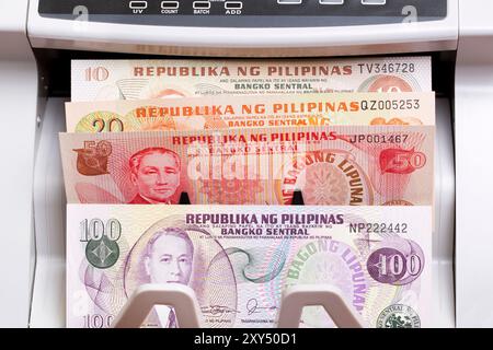 Philippinisches Geld - Peso in der Zählmaschine Stockfoto