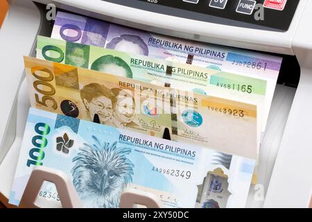 Philippinisches Geld - Peso in der Zählmaschine Stockfoto