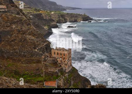 Industrieruine Casa Hamilton direkt am Atlantischen Ozean in der Nähe von Los Realejos und gut sichtbar vom Wanderweg nach San Pedro. In diesem Haus von Stockfoto