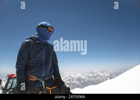 Professioneller, voll ausgestatteter Reiseleiter, Kletterer auf dem schneebedeckten Gipfel des schlafenden Vulkans Elbrus Stockfoto