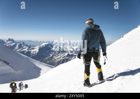 Professioneller, voll ausgestatteter Reiseleiter, Kletterer auf dem schneebedeckten Gipfel des schlafenden Vulkans Elbrus Stockfoto