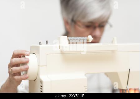 Schneiderarbeit an einer elektrischen Nähmaschine Stockfoto