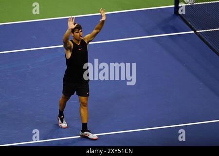 New York, USA. August 2024. Carlos Alcaraz aus Spanien feiert den Sieg nach dem Spiel der ersten Runde der Männer im Einzel gegen Li Tu aus Australien bei den US Open-Tennismeisterschaften 2024 in New York, USA, 27. August 2024. Quelle: Li Rui/Xinhua/Alamy Live News Stockfoto