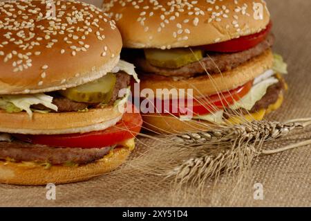 Zwei appetitliche Hamburger und Weizenstillleben Stockfoto