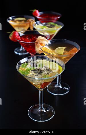 Verschiedene Cocktails oder Longdrinks, garniert mit Früchten Stockfoto