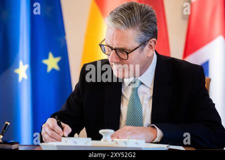 Berlin, Deutschland. August 2024. Keir Starmer, Premierminister von Großbritannien, unterschreibt das Goldene Buch im Bellevue Palace. Quelle: Christoph Soeder/dpa/Alamy Live News Stockfoto