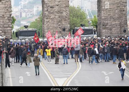 ISTANBUL, TURKIYE - 01. MAI 2024: Demonstranten wollen während des Internationalen Arbeitstages nach Taksim marschieren Stockfoto