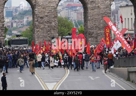 ISTANBUL, TURKIYE - 01. MAI 2024: Demonstranten wollen während des Internationalen Arbeitstages nach Taksim marschieren Stockfoto