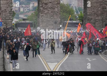 ISTANBUL, TURKIYE - 01. MAI 2024: Demonstranten wollen während des Internationalen Arbeitstages nach Taksim marschieren Stockfoto