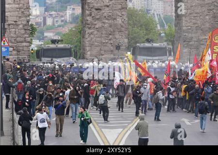 ISTANBUL, TURKIYE - 01. MAI 2024: Demonstranten wollen während des Internationalen Arbeitstages nach Taksim marschieren Stockfoto