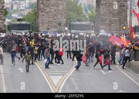 ISTANBUL, TURKIYE - 01. MAI 2024: Demonstranten wollen während des Internationalen Arbeitstages nach Taksim marschieren Stockfoto