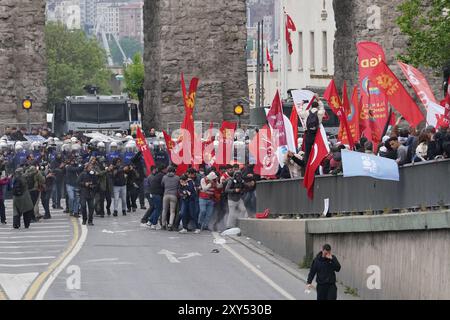 ISTANBUL, TURKIYE - 01. MAI 2024: Demonstranten wollen während des Internationalen Arbeitstages nach Taksim marschieren Stockfoto