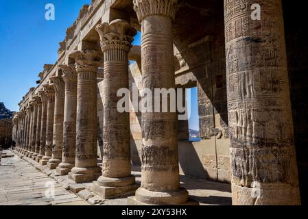 Säulen des Isis-Tempels im Philae-Tempelkomplex, Agilkia Island, Assuan, Ägypten. Februar 2023 Stockfoto