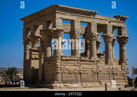 Kiosk von Kaiser Trajan (Pharaonenbett) in Philae, Assuan, Ägypten. Februar 2023 Stockfoto