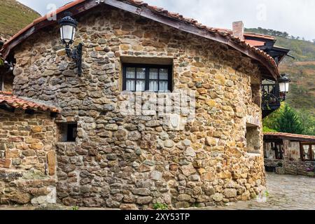 Ungewöhnliches rundes ländliches Steingebirgshaus. Bárcena Bürgermeister, Kantabrien, Spanien. Stockfoto