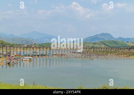 Die alte Holzbrücke (MON-BRÜCKE) ist die längste in Thailand. In Sangklaburi in Kanchanaburi, Thailand, Asien Stockfoto