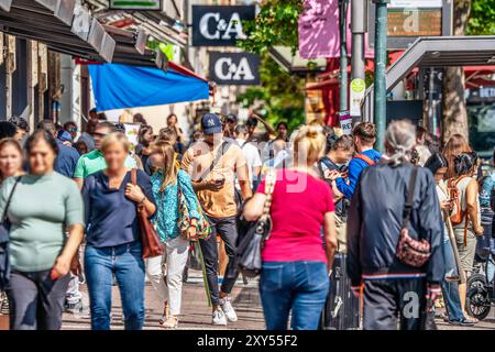Viele Augsburger beim Shopping in der Bahnhofstraße, Augsburg, 27. August 2024 Deutschland, Augsburg, August 2024, Shopping in der Bahnhofstraße, viele Menschen am Dienstagnachmittag beim Stadtbummel, bestes Sommerwetter, Innenstadt, Bayern, *** viele Augsburger Shopping in der Bahnhofstraße, Augsburg, 27. August 2024 Deutschland, Augsburg, August 2024, Shopping in der Bahnhofstraße, viele Menschen schlendern am Dienstagnachmittag durch die Stadt, Bestes Sommerwetter, Stadtzentrum, Bayern, Stockfoto