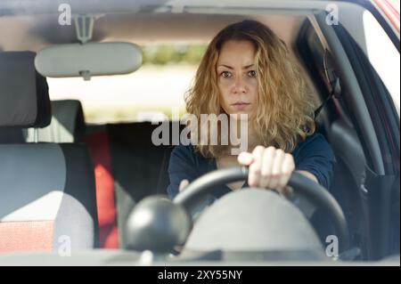 Eine junge Frau am Steuer eines Autos Stockfoto