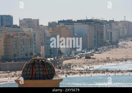 Blick von Torre de Poniente nach Playa de la Victoria in Cadiz, Spanien Blick von Torre de Poniente nach Playa de la Victoria in Cadiz, Spanien, Europa Stockfoto