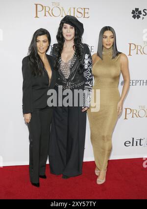 Kim Kardashian West, Kourtney Kardashian und Cher bei der Premiere von „The Promise“ in Los Angeles im TCL Chinese Theatre in Hollywood, USA auf AP Stockfoto