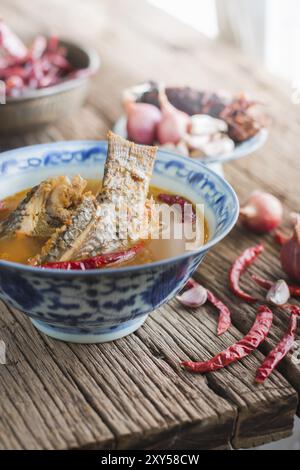 Sauersuppe aus Tamarindenpaste mit Tilapia oder Stockfoto