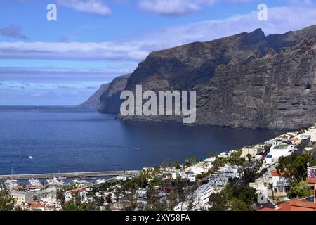 Blick vom Mirador de Archipenque über Los Gigantes und die felsige Küste in Richtung Punta de Teno, Teneriffa, Kanarische Inseln, Spanien, Europa Stockfoto