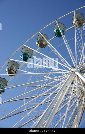 Riesenrad auf einem Weihnachtsmarkt in Deutschland Stockfoto