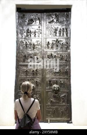 Bernwardtür im Marienkathedrale Hildesheim, Niedersachsen, Deutschland, Europa Stockfoto