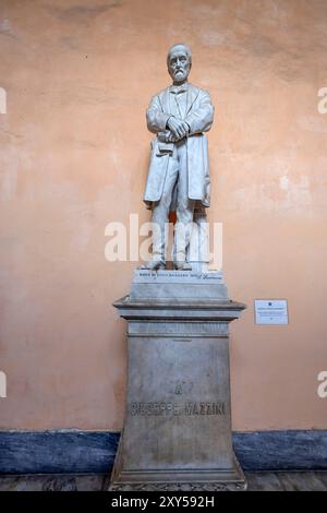 GENUA, ITALIEN, 29. JANUAR 2024 - die Statue von Giuseppe Mazzini im Tursi-Palast im historischen Zentrum von Genua, Italien Stockfoto