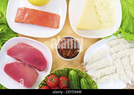 Eine Nahaufnahme der Zutaten für die Zubereitung von Caesar Salat in Bezug auf die Küche. Wohnküche. Nützliche und leckere Speisen Stockfoto