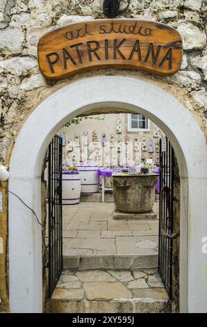 Kroatien, 28 08 2014: Blick auf einen Eingang zum Souvenirshop auf der Insel Rab. Touristenziel, Europa Stockfoto