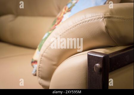 Close-up The Fragment of teures beigefarbenes Ledersofa zu drinnen Stockfoto