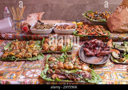 PALERMO, ITALIEN, 15. JUNI 2023 - Fischverkauf auf dem Ballarò-Markt in palermo, Sizilien, Italien Stockfoto