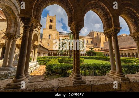 MONREALE, ITALIEN 16. JUNI 2023 - Benediktinerkloster und Kathedrale Monreale in Monreale, Provinz Palermo, Sizilien, Italien Stockfoto