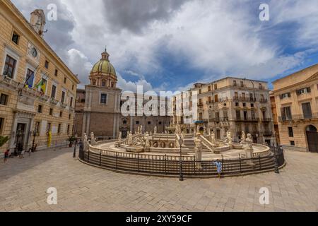 PALERMO, ITALIEN, 15. JUNI 2023 - Blick auf den Pretoria-Brunnen auf dem Pretoria-Platz im historischen Zentrum von palermo, Sizilien, Italien Stockfoto