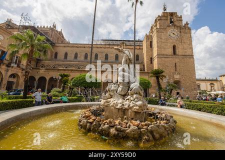 MONREALE, ITALIEN, 16. JUNI 2023 - der Brunnen von Triton mit der Kathedrale von Monreale, Provinz Palermo, Sizilien, Italien Stockfoto