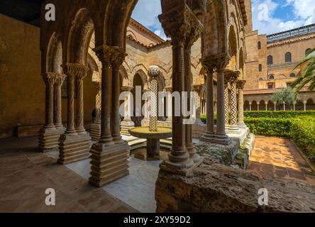 MONREALE, ITALIEN 16. JUNI 2023 - Benediktinerkloster in Monreale, Provinz Palermo, Sizilien, Italien Stockfoto