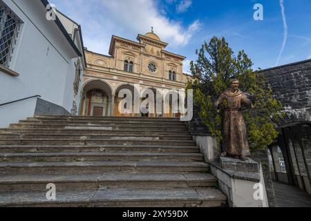 Blick auf das Heiligtum der Madonna del Sasso in Locarno, Kanton Tessin, Schweiz Stockfoto