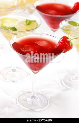 Verschiedene Cocktails oder Longdrinks, garniert mit Früchten Stockfoto