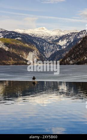 Klare kalte Landschaft mit blauem Himmel am Grundlsee, Österreich, Winter, gefrorener See. Touristenziel, Europa Stockfoto