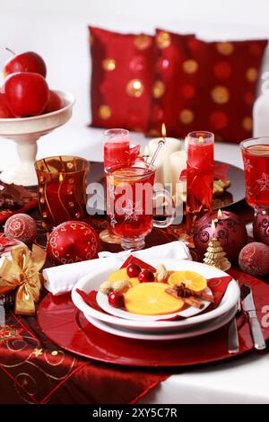 Gedeck für Weihnachten mit frischen Früchten Stockfoto