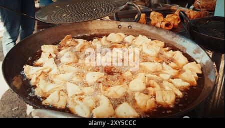 Mann kocht gebratene Fladenbrote in Öl aus der Nähe. Street Food Von Indien. Traditionelles Street Food Punjabi Samosa. Vegetarische Samsa Oder Samosas. Beliebt Stockfoto