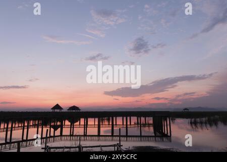 Sonnenuntergang im Sam ROI Yot Freshwater Marsh Nationalpark Khao Sam ROI Yot, Prachuap Khiri Khan, Thailand, Asien Stockfoto